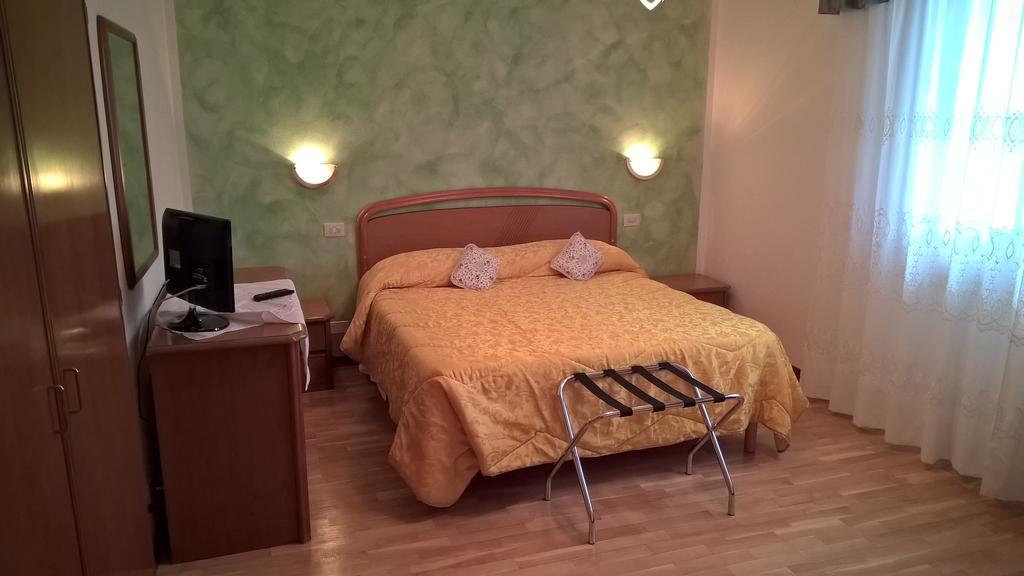 Hotel Cecco Di Nara à Massarosa Extérieur photo